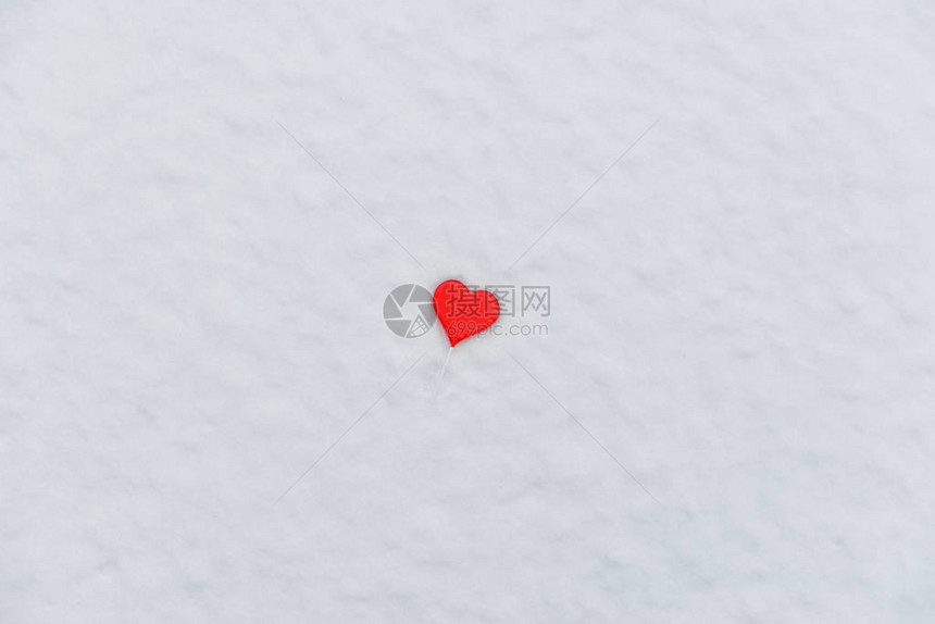 雪中的心形棒糖情人节冬图片