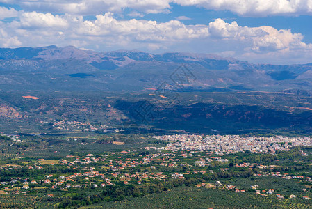 山丘和云天的乡村风景从鸟飞翔的高处背景图片