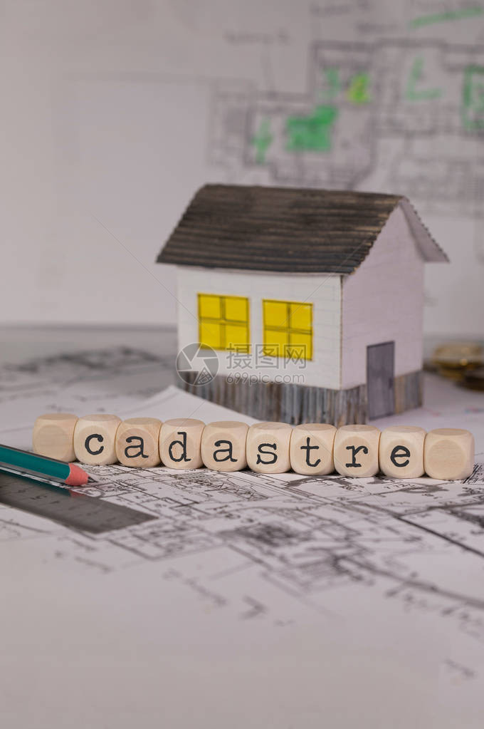 CADASTRE由木制字母组成的单词CA图片