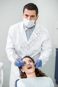 口张牙套上戴牙医面具和乳胶的图片