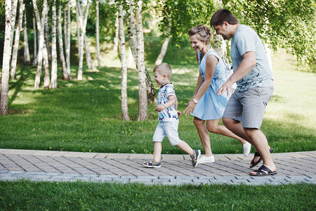 快乐的家庭在公园中行走图片