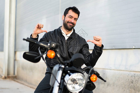 骑摩托车的年轻人图片