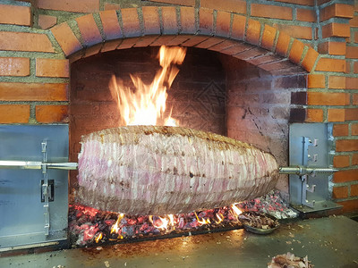 在烤架上烹饪肉的过程的特写视图背景图片