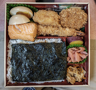在木盒中供应的各种日本料理便当图片