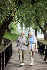 在公园散步的好老年夫妇图片