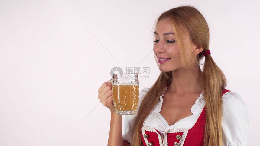 快乐美丽的慕尼黑啤酒节女人喝着啤酒图片