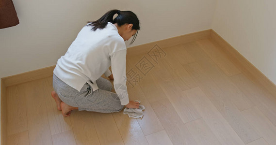 女人在家打扫地板准备春季大扫除图片