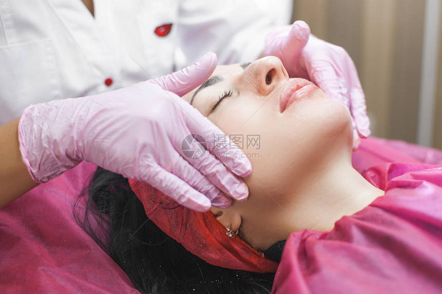 美容师做面部护理程序专家对客户戴面罩皮肤学治疗乳图片