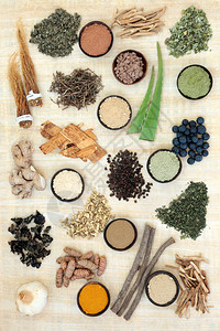 Adaptogen食物选择与草药香料水果和补充粉末用于草药图片