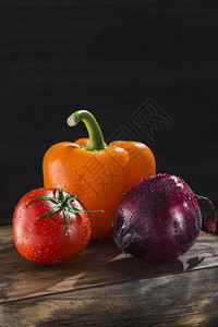 黑色背景中的蔬菜辣椒红洋葱和番茄图片