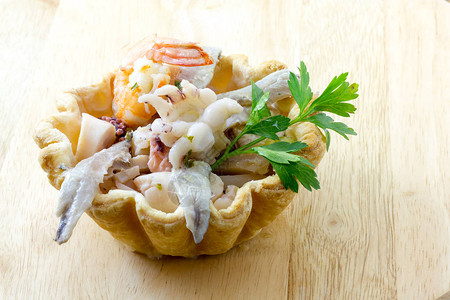 酥皮篮中的海鲜开胃菜图片