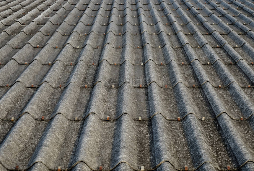 旧的灰色混凝土屋顶砖块图片
