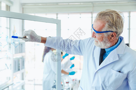 科学老师在实验室里从事透明玻璃板化学工作的人图片