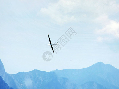 瑞士阿尔卑斯山和莱茵河谷上方的滑翔机图片