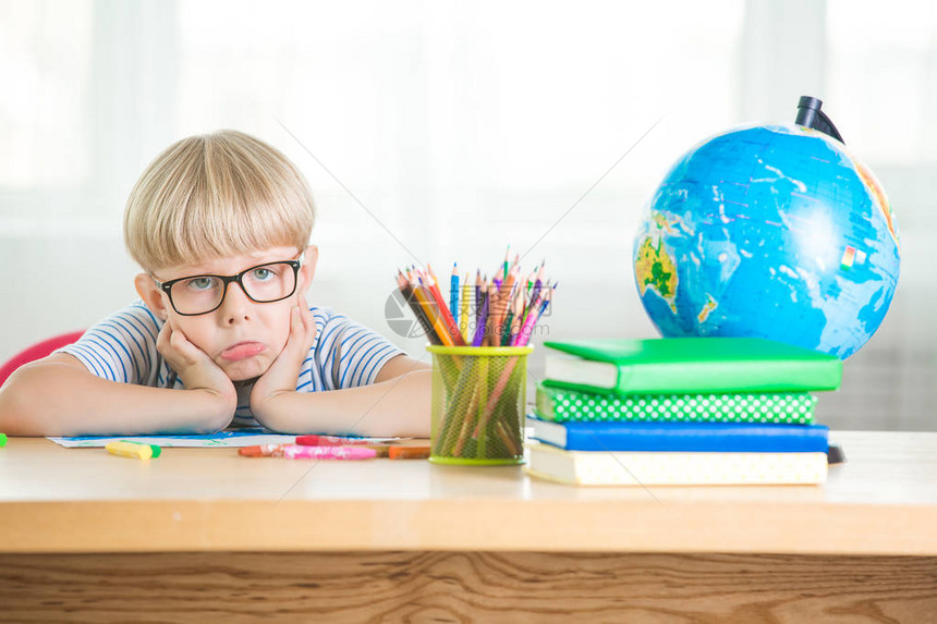 可爱的孩子上课很无聊孩子不想做家庭作业或课堂作业不图片