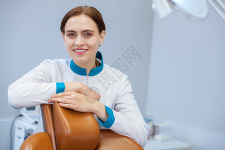 可爱的年轻女医生在牙科诊所摆姿势图片