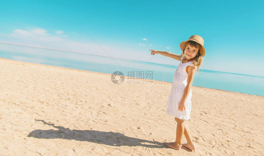 海滩上的孩子海边有选图片