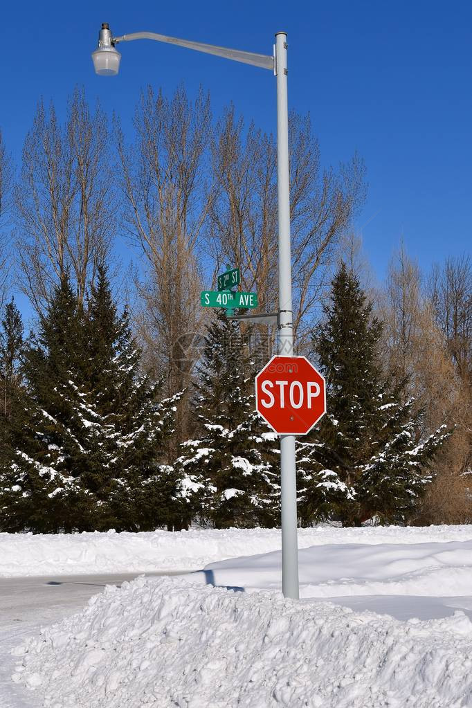 在雪覆盖十字路口的街道灯塔图片