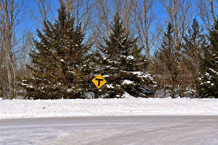 路牌上有一个冬天的标志表示道路即将到来和结束图片