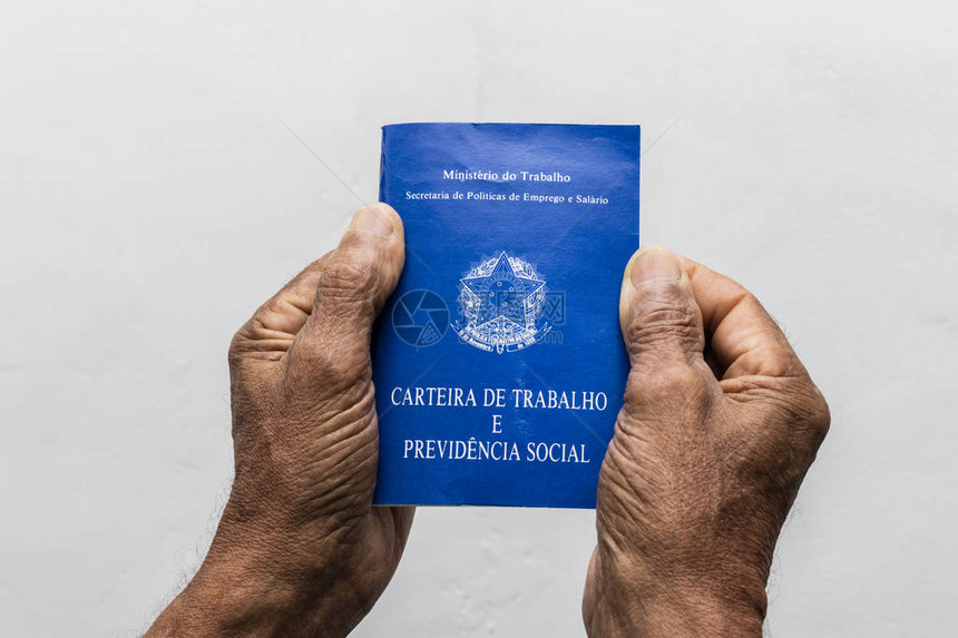 拿着工作簿巴西社会保障文件的图片