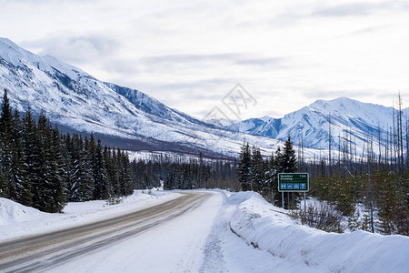 Highway在前往Kootenay公园的途中签字图片