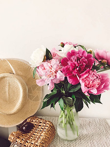 时尚的粉红色和白色牡丹装在花瓶里图片