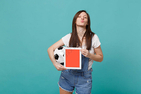 漂亮的年轻女子足球迷拿着足球图片