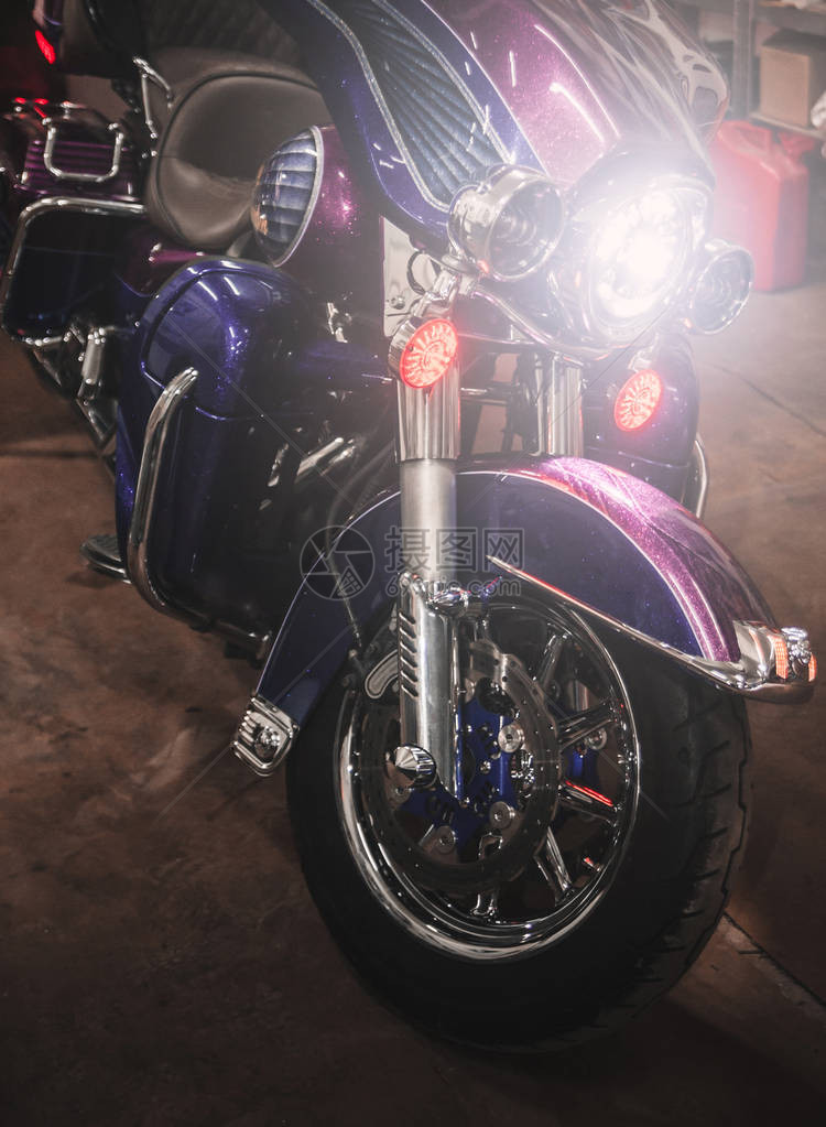 紫色摩托车的前灯图片