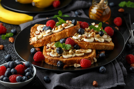 法国肉桂面包蓝莓草莓香蕉坚果图片