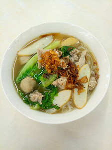 这是传统的马来西亚华人鱼丸面汤图片