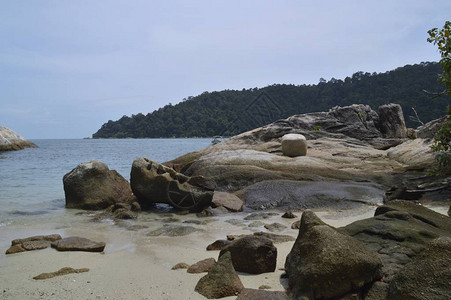 石头海滩的景色图片