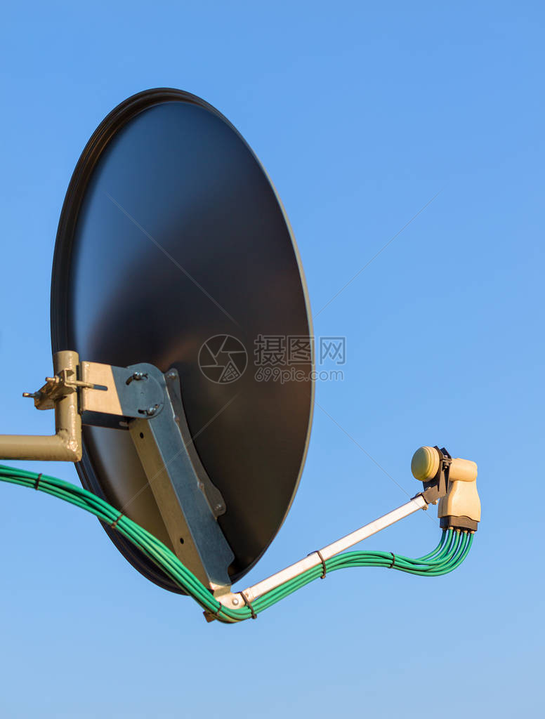 带有低噪声块下变频器LNB的住宅电视接收器卫星天线带八字单块转换器的卫星碟形图片