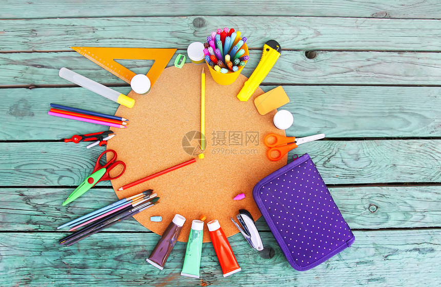 木板上的尺子胶水剪刀油漆刷子铅笔盒指南针办公刀橡皮擦和其他学习用品回到图片