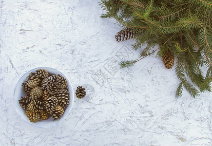 圣诞组成与枞树枝装饰着金漆锥在白色岁的木制背景新年图片