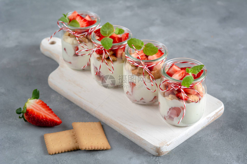 酸奶配新鲜草莓和碎饼干健康早餐图片