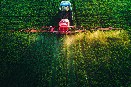 空中观察农耕拖拉机的播图片