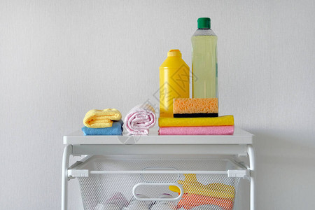 清洁室清洁剂干洗概念带清洁剂和工具的塑料图片