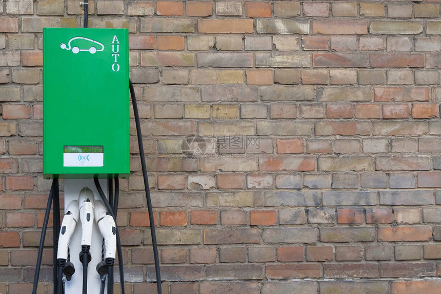 电动汽车充电概念安装在老式砖墙上的电动汽车充电站现代图片