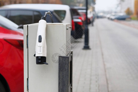 现代住宅区停车场安装的电动车辆充电器站图片