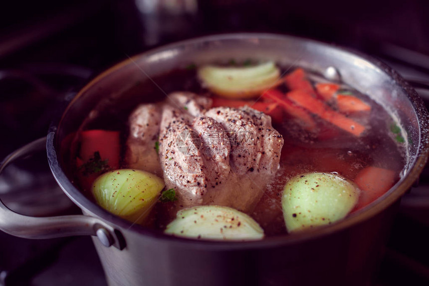 用平底锅里的大部分肉洋葱和胡萝卜做汤图片