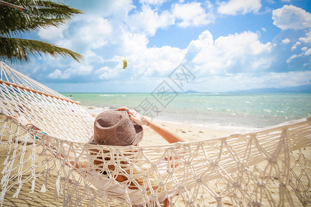 吊床上的女人生活方式的概念暑假自然概念夏季旅游图片