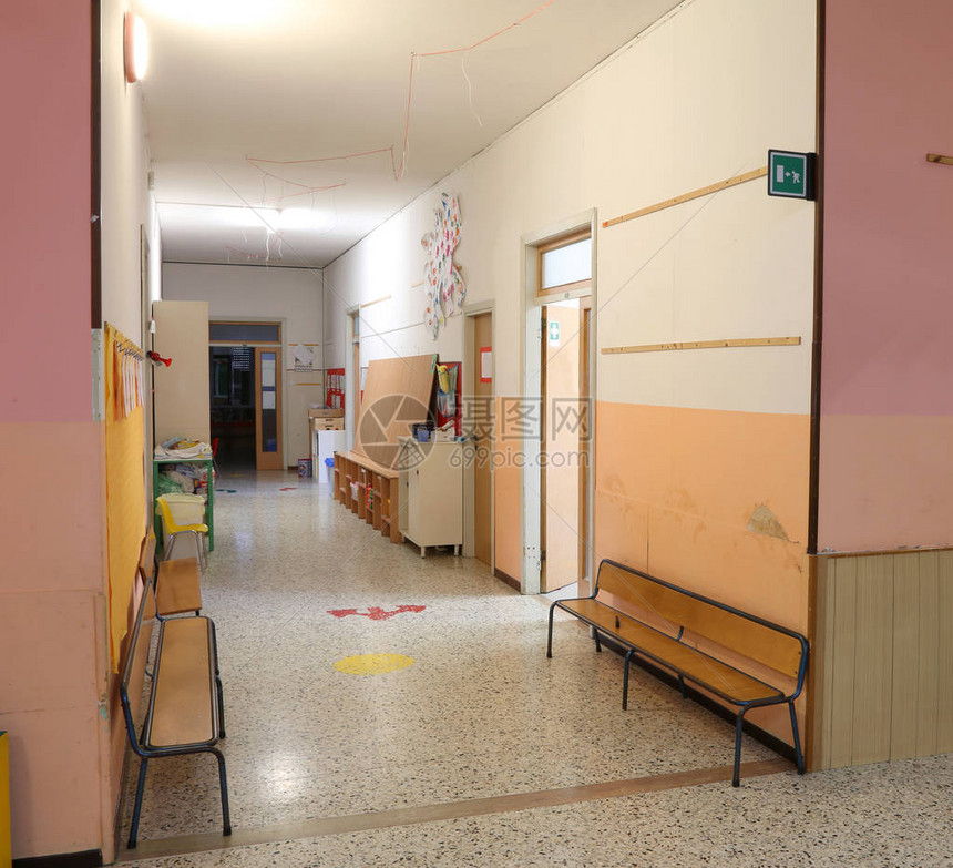 没有孩子的学校里的长走廊图片