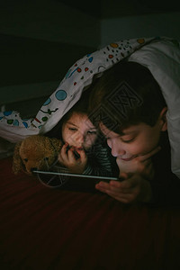 哥和姐躺在床上在黑暗中图片