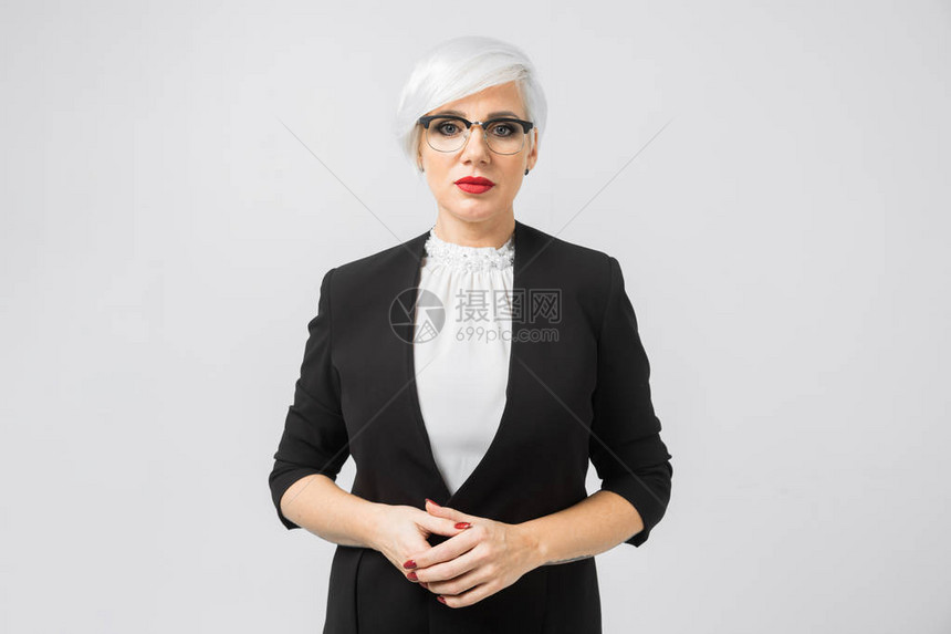 怀着自信的年轻经理在白色背景喜欢真诚可爱的年轻商业女执行官法律时图片