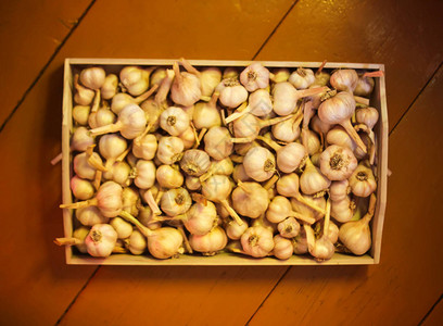 木盒里的新鲜蒜瓣图片