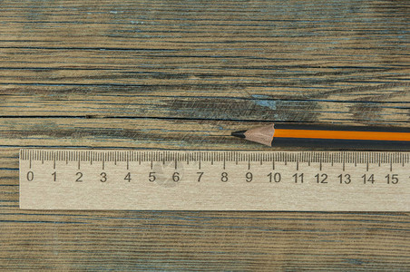 平板铅笔和木底本图片
