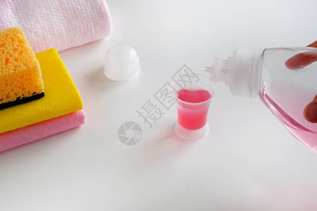 清洁室清洁剂清洁概念用粉红色液体清洁剂和抹布测量塑料图片