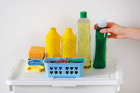 清洁概念清洁室清洁剂带清洁剂和超细纤维布擦拭的塑料瓶女佣或家庭图片