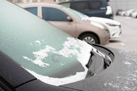 车挡风玻璃在冰雪中停放车在冬天停图片