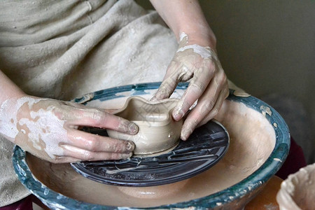 陶器匠在陶器车间的陶器车轮图片